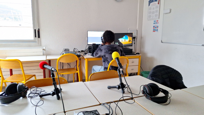 Marcelo en plein montage au studio de radio du collège Lucie Aubrac.